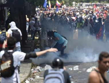 Βενεζουέλα: Νέες διαδηλώσεις με δακρυγόνα και μολότοφ